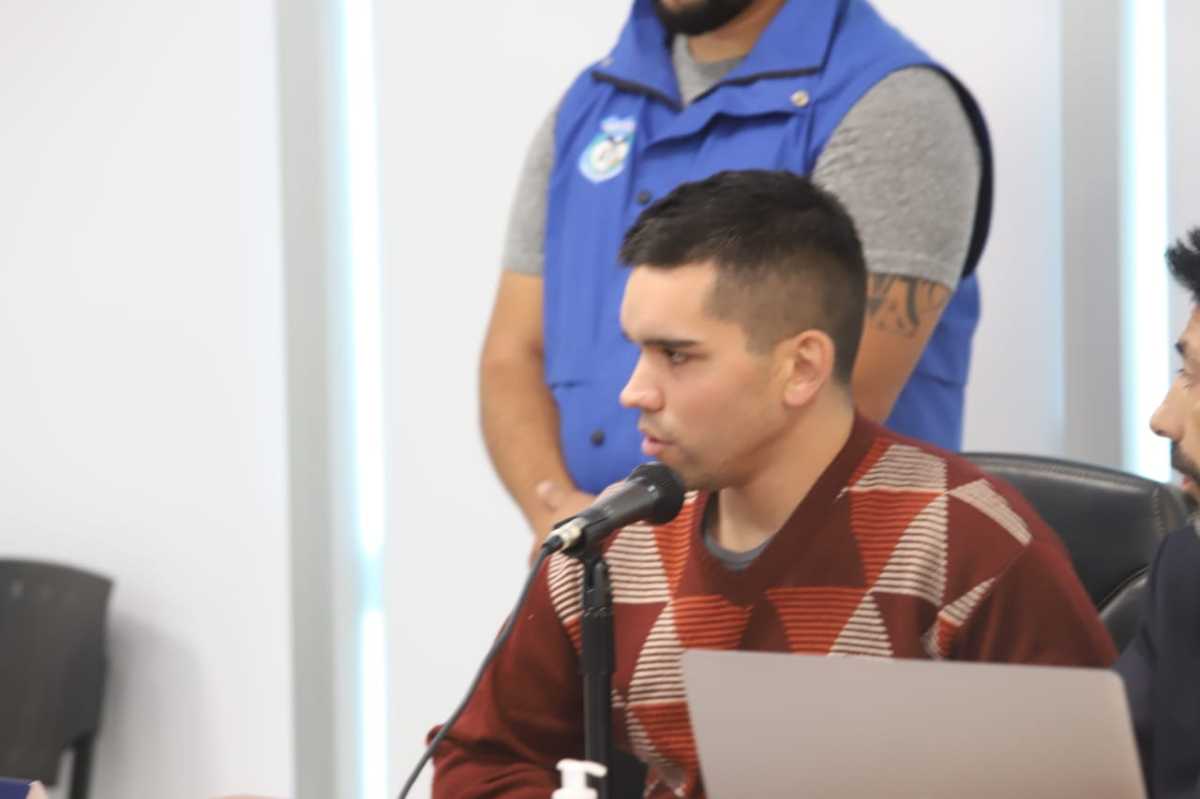 El policía López, durante la formulación de cargos en marzo. (Archivo)