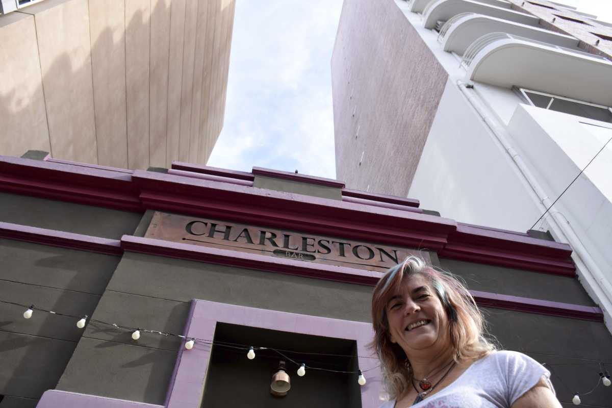 Hoy es Gabriela Zanetta quien le abre la puerta a RÍO NEGRO para poder conocer este sitio por dentro, que mantiene el nombre de “Charleston”, elegido por uno de sus dueños, pero con el agregado de "Bar Artes", para marcar la nueva etapa. Fotos: Matías Subat.