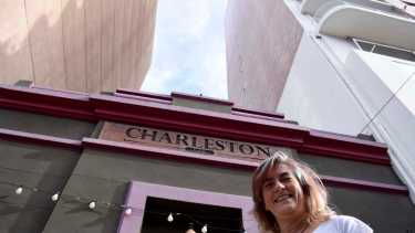 Hoy es Gabriela Zanetta quien le abre la puerta a RÍO NEGRO para poder conocer este sitio por dentro, que mantiene el nombre de “Charleston”, elegido por uno de sus dueños, pero con el agregado de "Bar Artes", para marcar la nueva etapa. Fotos: Matías Subat.
