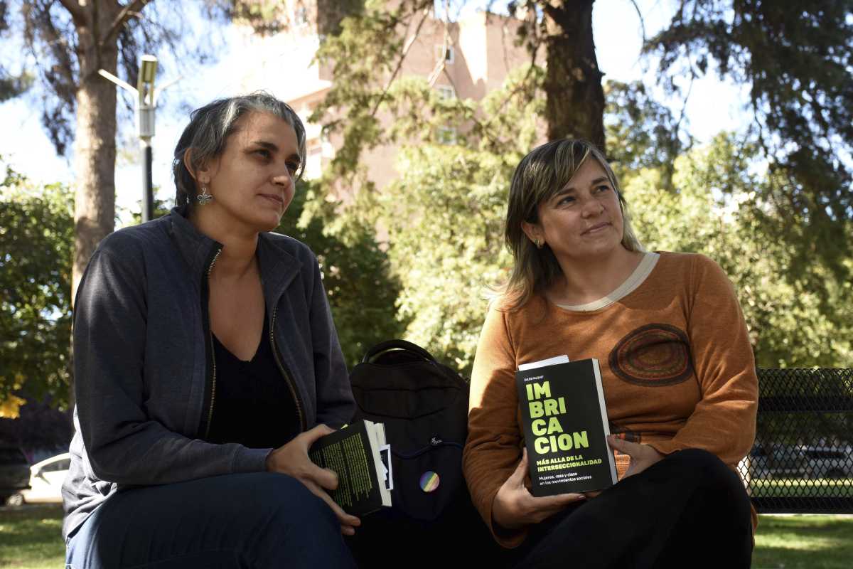 Daniela González y Patricia Lozada integran el espacio de Economía Feminista de la Universidad Nacional del Comahue (foto Matías Subat)
