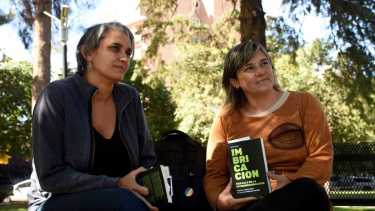 Daniela González y Patricia Lozada integran el espacio de Economía Feminista de la Universidad Nacional del Comahue (foto Matías Subat)