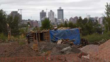Tomas y viviendas precarias contrastan con los edificios lujosos del centro. Foto: Matías Subat.