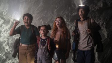 Esta nueva historia de Disney+ está centrada en un grupo de niños y sus aventuras por una dimensión paralela, en un intento de proteger el equilibrio ecológico del planeta.