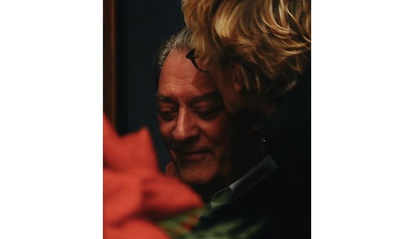 En la foto que acompaña al texto, Hustvedt le da un beso en la sien a su marido, Paul Aster.