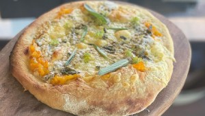 Pizza de papa y romero lista para saborear