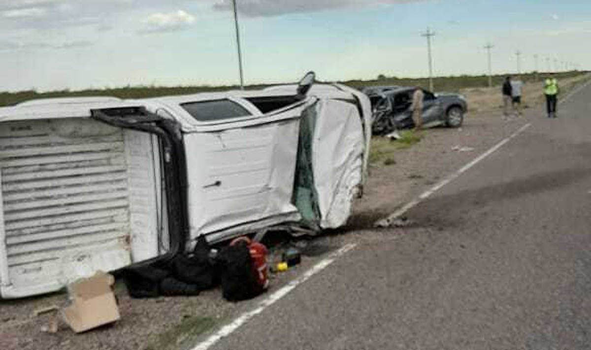 Así quedaron las dos camionetas tras el choque sobre la Ruta Nacional 250 de Pomona. Foto Gentileza.