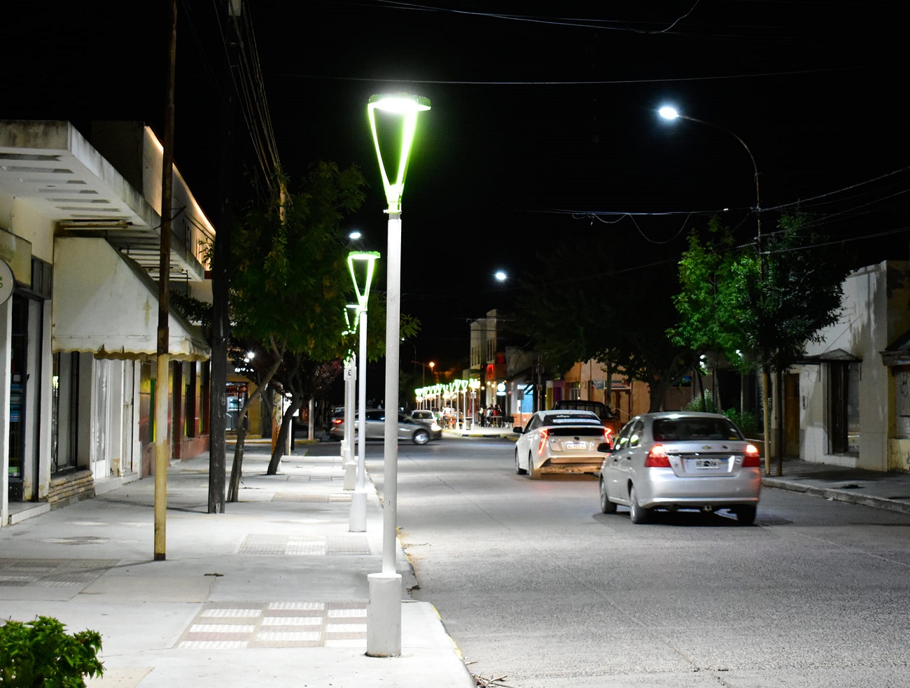 Nuevas luminarias visten de gala el centro de la ciudad.