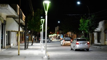 Nuevas luminarias visten de gala el centro de la ciudad.