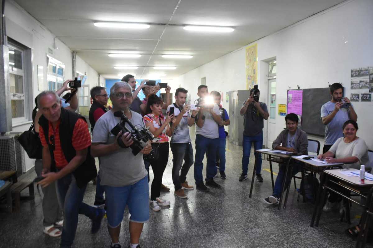 Los medios de prensa siguieron a todos los candidatos cuando votaron. Foto Juan Thomes