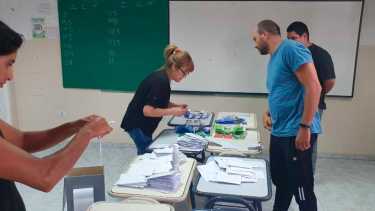 Empezó el recuento de votos por las elecciones. Foto Juan Thomes. 