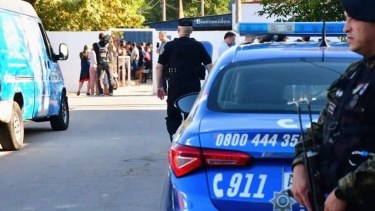 Con fuerte custodia, familiares, amigos y vecinos, despidieron los restos del menor asesinado tras una balacera en Rosario. Foto Gentileza.