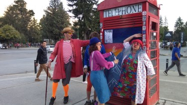 Ubicada en pleno centro de El Bolsón, la cabina es un lugar de encuentro e intercambio de libros. Payasas y artistas la hicieron suya en el último Festiclown. (Foto José Luis Denino)