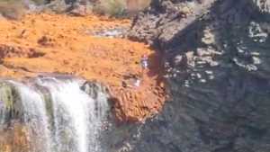 «¡Qué inconscientes, por Dios!» Filmó a turistas en el Salto del Agrio expuestos al peligro por una foto