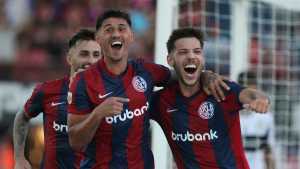 San Lorenzo fue un Ciclón de fútbol y goles que aplastó a Gimnasia para seguir como líder