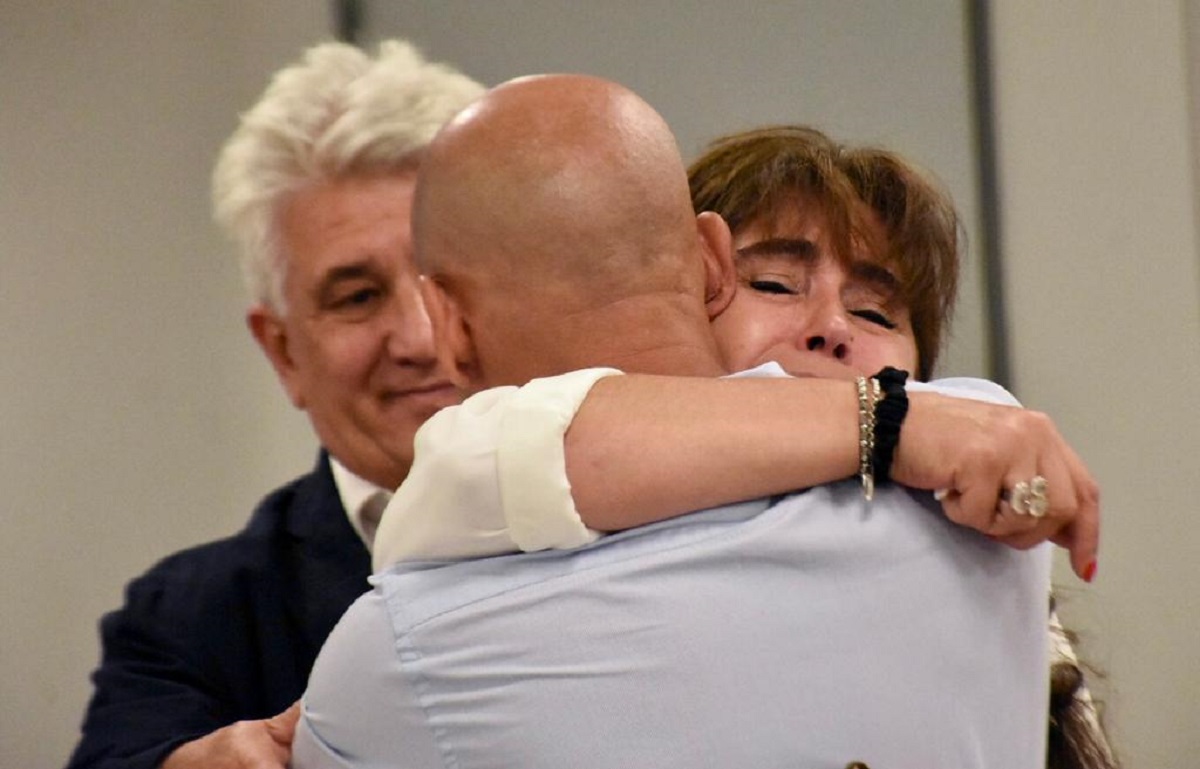 Sandra Rodríguez se abraza con su abogado Marcelo Medrano tras escuchar el veredicto. (Matías Subat)