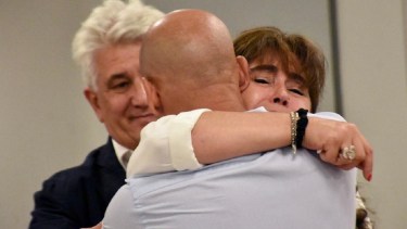 Sandra Rodríguez se abraza con su abogado Marcelo Medrano tras escuchar el veredicto. (Matías Subat)