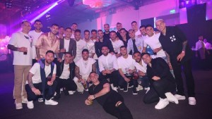La fiesta de la Selección en Ezeiza: el pogo con Wos y el baile de Messi con Antonela