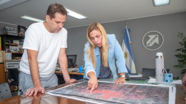 Soria analizó el ordenamiento urbano con el dirigente Gabarra, de UP. foto: Municipalidad de Roca.