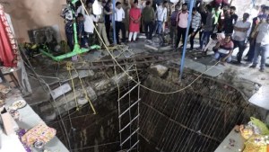 Sube a 13 la cantidad de muertos tras el colapso del piso de un templo en India