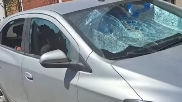 Desnudo arrojó piedras y rompió al menos tres autos. Foto: Canal 7 Neuquén