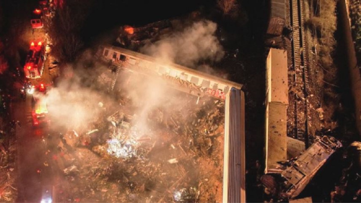 Chocaron dos trenes en Grecia, reportaron 32 muertos y al menos 85 heridos.