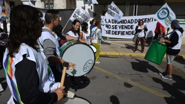 La concentración en la capital provincial en reclamo de mejoras salariales para los docentes. Foto: Marcelo Ochoa.