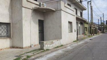 La vivienda que ocupa la vereda y se volvió viral. 