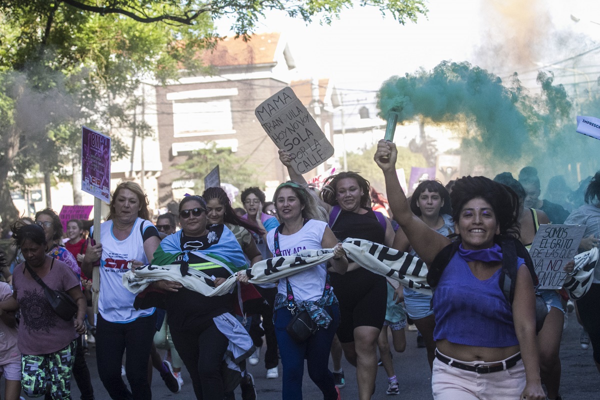 8M en Viedma: miles de mujeres marcharon por las calles - Diario Río Negro