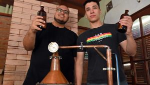 Estos dos bartenders crearon el primer gin «made in Viedma»: cómo les va y cuáles son sus planes