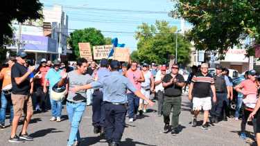 Policías retirados se manifestaron afuera de la Legislatura en el inicio de sesiones. Foto Marcelo Ochoa. 
