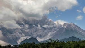 El volcán indonesio Merapi entra en erupción y cubre de ceniza varios pueblos
