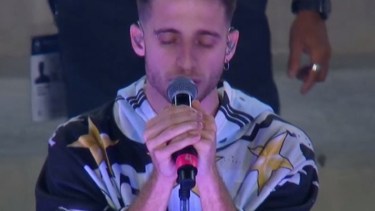 Wos cantó en el entretiempo de Argentina y usó el buzo de una emprendedora de Neuquén 