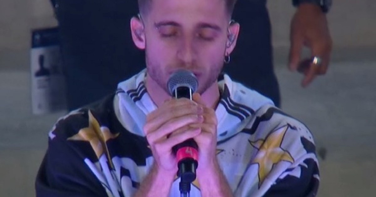 Wos sang at halftime in Argentina and wore the diver of an entrepreneur