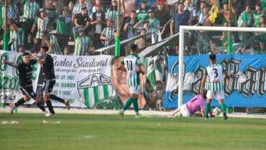 Doello metió un golazo y Cipo se llevó un punto de Rawson. (Foto: Gentileza Diario Jornada)