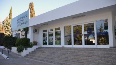 La comunidad Universidad del Comahue rinde homenaje a Oscar Odilón Bustamante y Jimmy Calvi, destacados no docentes recientemente fallecidos. Foto Prensa Unco.
