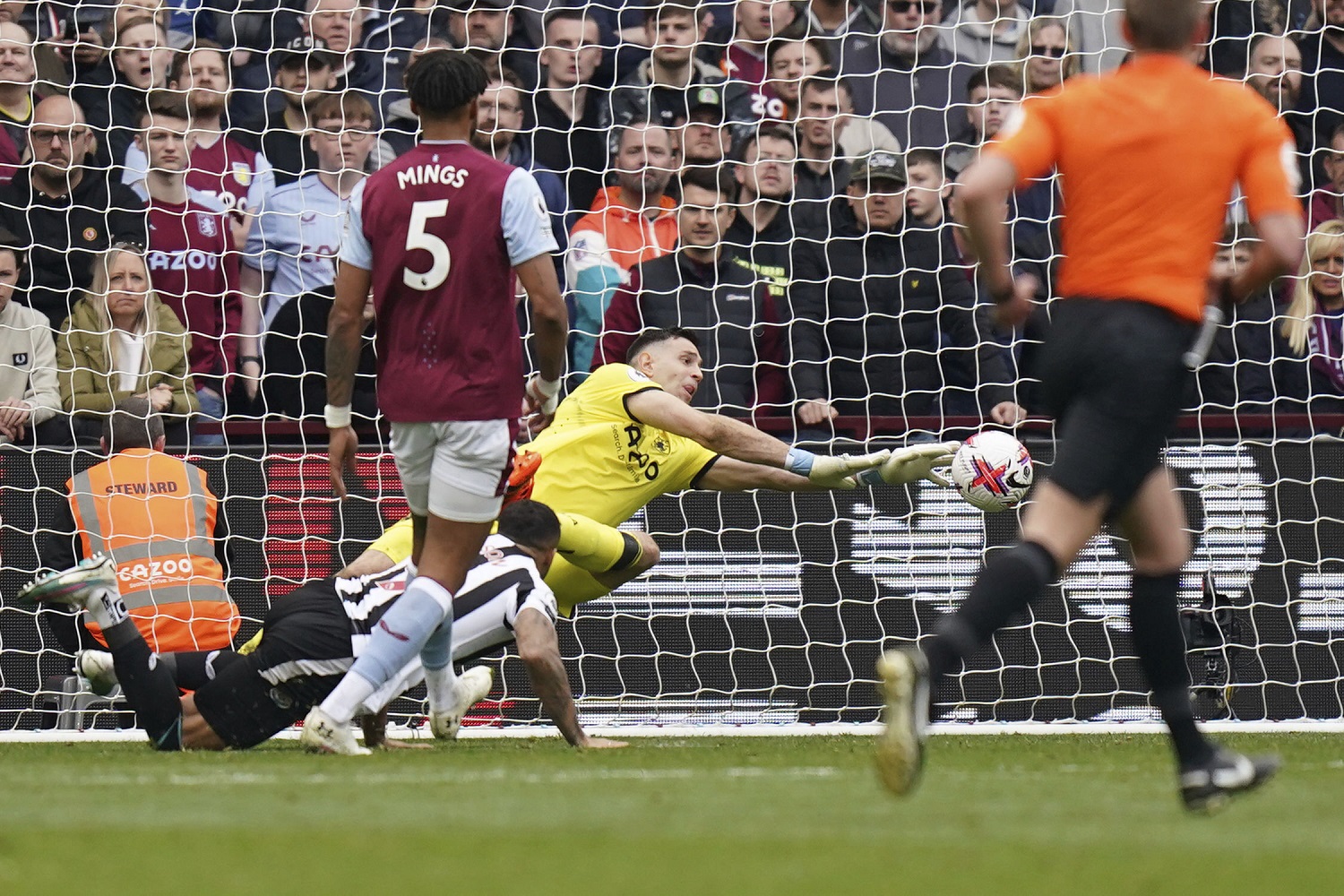 Aston Villa,  Emiliano Martinez desvió un remate con destino de gol del sueco Alexander Isack.