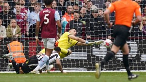 Video: Dibu Martínez y otra gran actuación para mantener invicto el arco del Aston Villa
