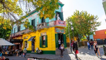 En cada barrio hay una Buenos Aires distinta. Esa es la imagen que la capital argentina ofrece desde sus construcciones que la asimilan a una ciudad europea.