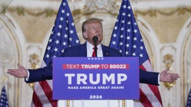 Trump se defendió de las acusaciones en un discurso con aires de campaña.