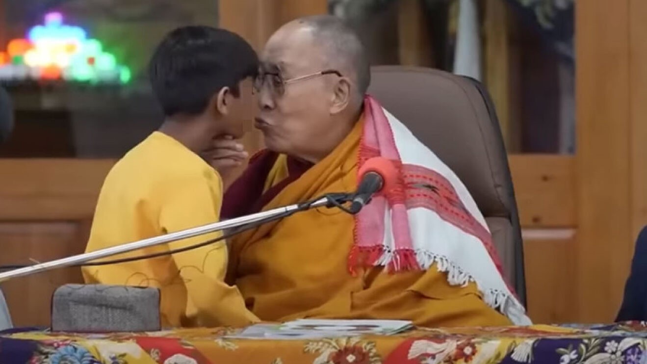 Tras las fuertes muestras de repudio, el Dalai Lama se disculpó por besar a un niño e invitar a que el menor le "chupara la lengua". Foto Archivo.