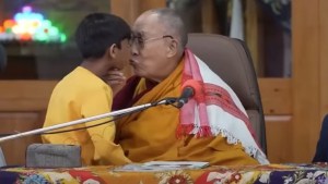 Tras la fuerte indignación en redes sociales, el Dalai Lama se disculpó por besar a un niño en la boca
