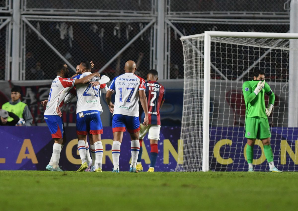 Fortaleza metió dos goles sobre el final y superó al Ciclón en su estadio. (Foto/Télam)