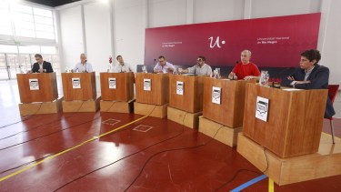 El Debate se inició alrededor de las 18.30, media hora más tarde del horario previsto. Foto: Pablo Leguizamon.