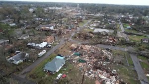 Ocho muertos por tornados y violentas tormentas en EEUU