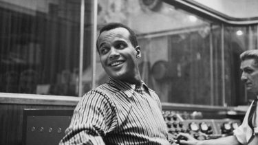 Harry Belafonte alcanzó la fama con su interpretación de "The Banana Boat Song" y "Jamaica Farewell", ambos pertenecientes al disco "Calypso", que encabezó el ranking de Billboard durante 31 semanas y se transformó en el primer LP en vender un millón de copias en un año.