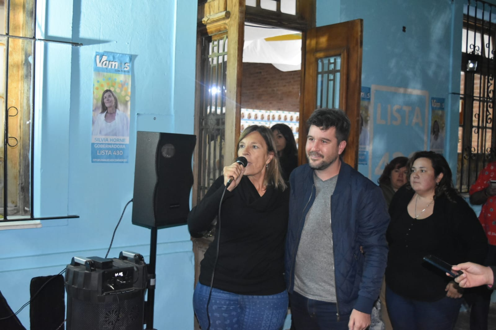 La dirigente cantó la marcha peronista junto al legislador José Berros. 
