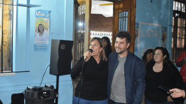 La dirigente cantó la marcha peronista junto al legislador José Berros. 