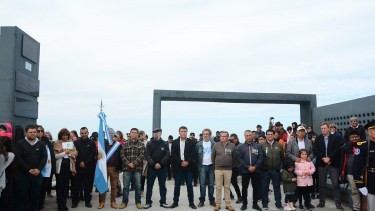 El emotivo recuerdo se realizó en el Memorial Malvinas ubicado en el balneario El Cóndor, ubicado a 30 kilómetros de Viedma. Foto Gentileza.