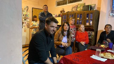 Rodrigo Buteler y Karina Alvarez durante su recorrido por los distintos barrios de la ciudad. Foto: Gentileza.