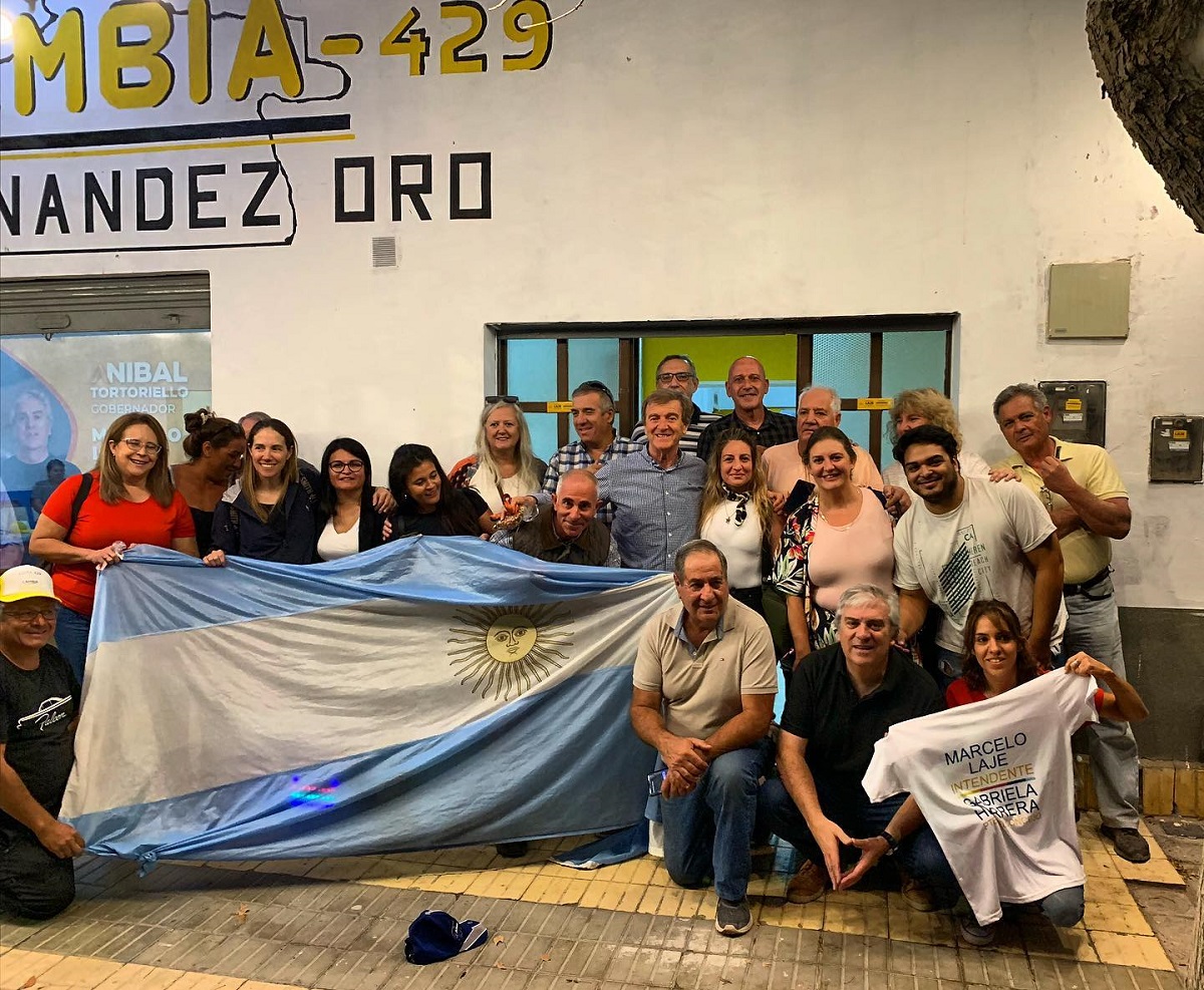 Este sábado, Tortoriello acompañó al candidato a intendente de Fernández Oro y pidió a los vecinos por su voto. Foto: Gentileza.